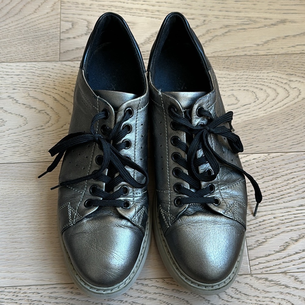 Geox sneakers, size 8.